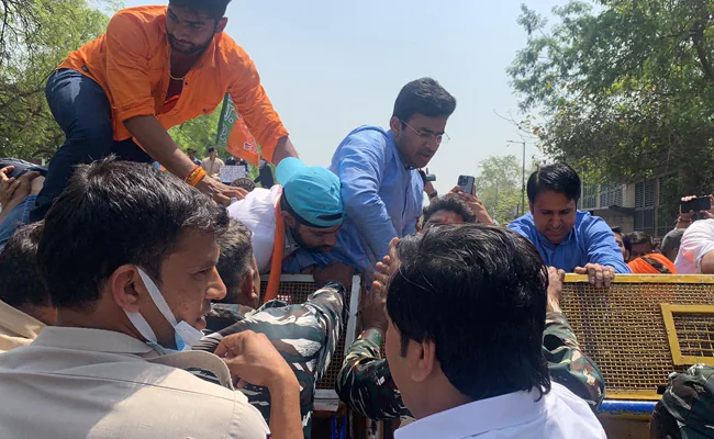 d4o01fng_arvind-kejriwals-house-vandalised_625x300_30_March_22