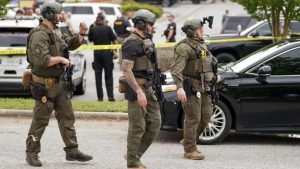 12-injured-in-mass-shooting-at-US-mall-buyers-flee